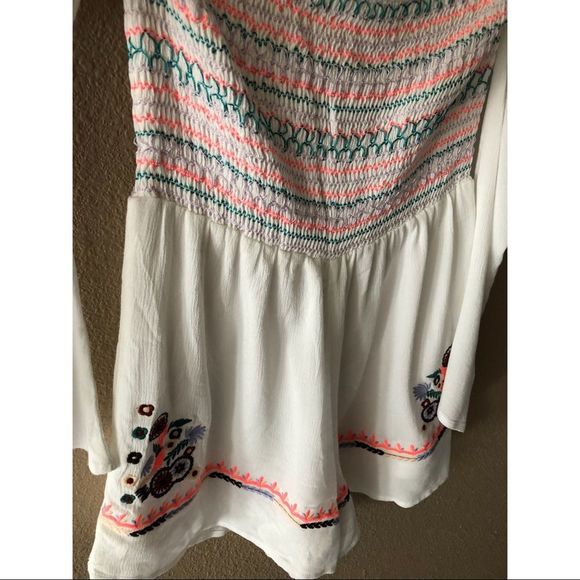 Off the shoulder embroidered bell sleeve romper - Picture 4 of 5